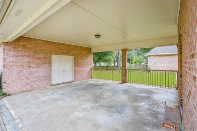 Timeless home on Wynlakes golf course, with 4 bedrooms, 2.5 on Wynlakes Golf and Country Club in Alabama - for sale on GolfHomes.com, golf home, golf lot