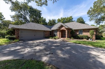 Move-In Condition. Great 3 bedroom brick home on a corner lot on De Cordova Bend Country Club in Texas - for sale on GolfHomes.com, golf home, golf lot