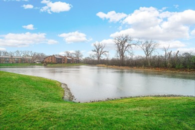 Meticulously maintained 2-bedroom PLUS loft townhome located in on Bob-O-Link Golf Club in Illinois - for sale on GolfHomes.com, golf home, golf lot