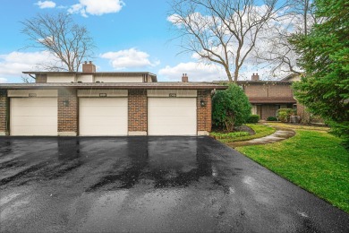 Meticulously maintained 2-bedroom PLUS loft townhome located in on Bob-O-Link Golf Club in Illinois - for sale on GolfHomes.com, golf home, golf lot