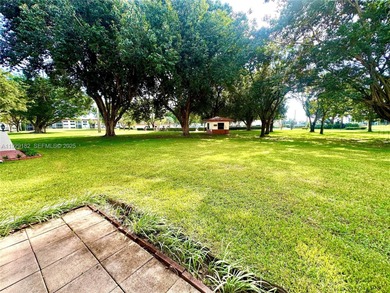 Enjoy relaxing garden  views from your screened in porch. The on Hollybrook Golf and Tennis Club  in Florida - for sale on GolfHomes.com, golf home, golf lot