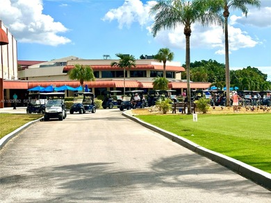 Enjoy relaxing garden  views from your screened in porch. The on Hollybrook Golf and Tennis Club  in Florida - for sale on GolfHomes.com, golf home, golf lot