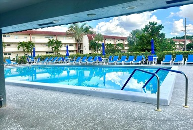 Enjoy relaxing garden  views from your screened in porch. The on Hollybrook Golf and Tennis Club  in Florida - for sale on GolfHomes.com, golf home, golf lot