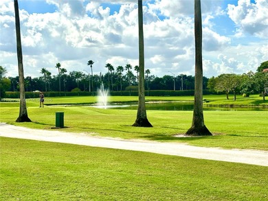 Enjoy relaxing garden  views from your screened in porch. The on Hollybrook Golf and Tennis Club  in Florida - for sale on GolfHomes.com, golf home, golf lot