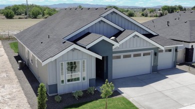 This beautiful home features 3 bedrooms, 2 bathrooms and an on Hunters Point Golf Club in Idaho - for sale on GolfHomes.com, golf home, golf lot