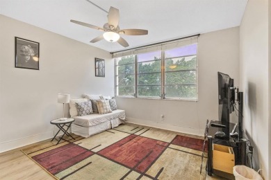 Beautifully maintained 2-bed, 2-bath condo with spacious open on Inverrary Country Club in Florida - for sale on GolfHomes.com, golf home, golf lot