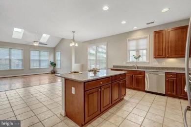 *Heritage Hunt 55+* GORGEOUS 3-lvl 'Lakemont'* Screened Porch!* on Heritage Hunt Golf and Country Club in Virginia - for sale on GolfHomes.com, golf home, golf lot