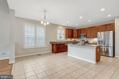 *Heritage Hunt 55+* GORGEOUS 3-lvl 'Lakemont'* Screened Porch!* on Heritage Hunt Golf and Country Club in Virginia - for sale on GolfHomes.com, golf home, golf lot