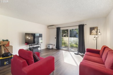 This spacious 3 bedroom + Bonus/4th bedroom condo offers room to on  in Oregon - for sale on GolfHomes.com, golf home, golf lot