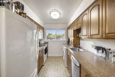 This spacious 3 bedroom + Bonus/4th bedroom condo offers room to on  in Oregon - for sale on GolfHomes.com, golf home, golf lot