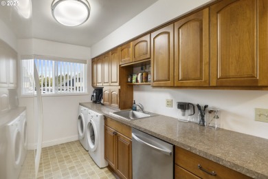 This spacious 3 bedroom + Bonus/4th bedroom condo offers room to on  in Oregon - for sale on GolfHomes.com, golf home, golf lot