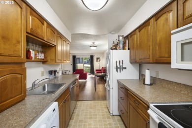 This spacious 3 bedroom + Bonus/4th bedroom condo offers room to on  in Oregon - for sale on GolfHomes.com, golf home, golf lot
