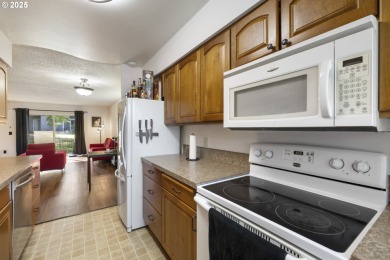 This spacious 3 bedroom + Bonus/4th bedroom condo offers room to on  in Oregon - for sale on GolfHomes.com, golf home, golf lot