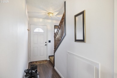 This spacious 3 bedroom + Bonus/4th bedroom condo offers room to on  in Oregon - for sale on GolfHomes.com, golf home, golf lot