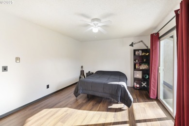 This spacious 3 bedroom + Bonus/4th bedroom condo offers room to on  in Oregon - for sale on GolfHomes.com, golf home, golf lot