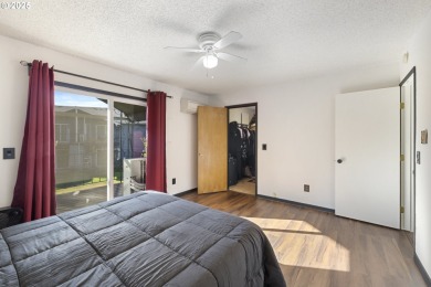 This spacious 3 bedroom + Bonus/4th bedroom condo offers room to on  in Oregon - for sale on GolfHomes.com, golf home, golf lot