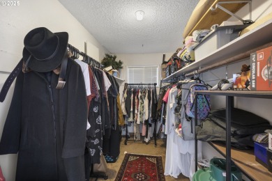This spacious 3 bedroom + Bonus/4th bedroom condo offers room to on  in Oregon - for sale on GolfHomes.com, golf home, golf lot