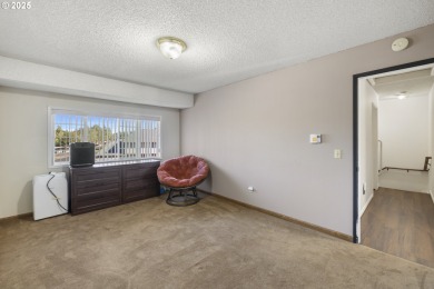This spacious 3 bedroom + Bonus/4th bedroom condo offers room to on  in Oregon - for sale on GolfHomes.com, golf home, golf lot