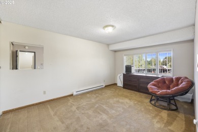This spacious 3 bedroom + Bonus/4th bedroom condo offers room to on  in Oregon - for sale on GolfHomes.com, golf home, golf lot