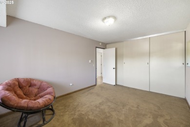 This spacious 3 bedroom + Bonus/4th bedroom condo offers room to on  in Oregon - for sale on GolfHomes.com, golf home, golf lot