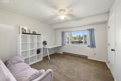 This spacious 3 bedroom + Bonus/4th bedroom condo offers room to on  in Oregon - for sale on GolfHomes.com, golf home, golf lot