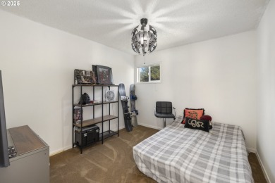 This spacious 3 bedroom + Bonus/4th bedroom condo offers room to on  in Oregon - for sale on GolfHomes.com, golf home, golf lot
