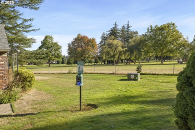 This spacious 3 bedroom + Bonus/4th bedroom condo offers room to on  in Oregon - for sale on GolfHomes.com, golf home, golf lot