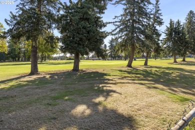 This spacious 3 bedroom + Bonus/4th bedroom condo offers room to on  in Oregon - for sale on GolfHomes.com, golf home, golf lot