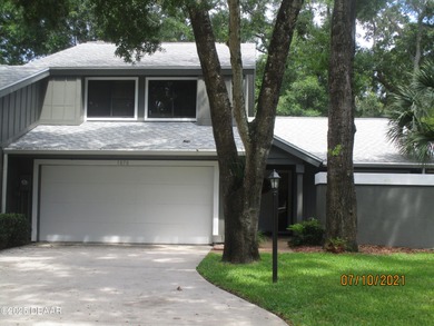 2 Premier suites, 2.5 baths - 2 story Glens Condominium in on Spruce Creek Golf Club in Florida - for sale on GolfHomes.com, golf home, golf lot