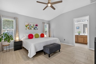 CUTE AS A BUTTON. METICULOUSLY MAINTAINED. GATED COMMUNITY WITH on Meadow Oaks Golf and Country Club in Florida - for sale on GolfHomes.com, golf home, golf lot