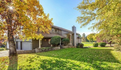 1st Time On The Market! Same owner for 25+ years, custom built on Rogue Valley Country Club in Oregon - for sale on GolfHomes.com, golf home, golf lot