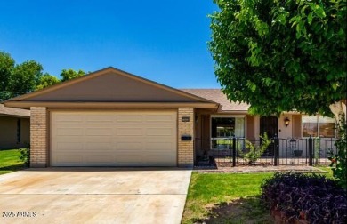 Discover Sun City Living in this charming 2-bed, 2-bath Gemini on Sun City Lakes West and East in Arizona - for sale on GolfHomes.com, golf home, golf lot