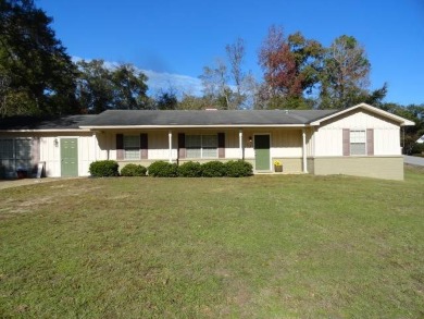 4 bedroom/2 bath home, fenced in back yard, small storage on Jackson Links Golf Course in Alabama - for sale on GolfHomes.com, golf home, golf lot