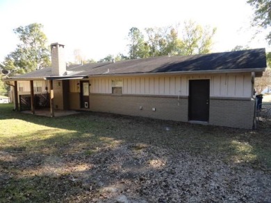 4 bedroom/2 bath home, fenced in back yard, small storage on Jackson Links Golf Course in Alabama - for sale on GolfHomes.com, golf home, golf lot