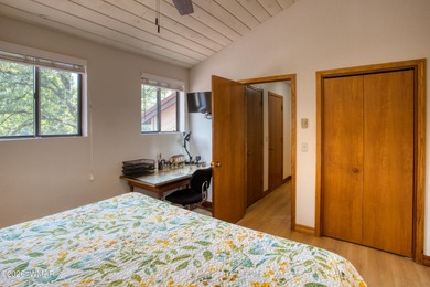 Beautiful Mountain Reteat in the desirable Quality Hills- on Pinetop Lakes Golf and Country Club in Arizona - for sale on GolfHomes.com, golf home, golf lot