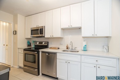 Fully renovated studio with separate den/sleeping area on Sydney R. Marovitz Golf Course in Illinois - for sale on GolfHomes.com, golf home, golf lot