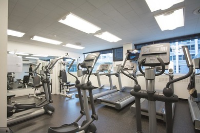 Fully renovated studio with separate den/sleeping area on Sydney R. Marovitz Golf Course in Illinois - for sale on GolfHomes.com, golf home, golf lot