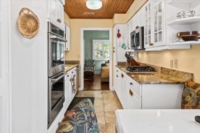 Well maintained single story townhome with a garage and walking on Shadowmoss Plantation Golf Club in South Carolina - for sale on GolfHomes.com, golf home, golf lot