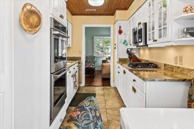 Well maintained single story townhome with a garage and walking on Shadowmoss Plantation Golf Club in South Carolina - for sale on GolfHomes.com, golf home, golf lot