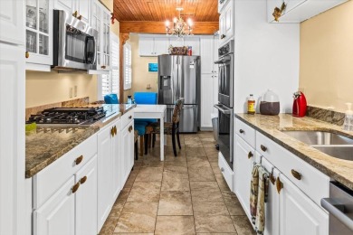 Well maintained single story townhome with a garage and walking on Shadowmoss Plantation Golf Club in South Carolina - for sale on GolfHomes.com, golf home, golf lot