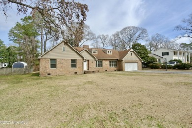 Welcome to 3610 Wedgwood Drive, centrally located in the highly on New Bern Golf and Country Club in North Carolina - for sale on GolfHomes.com, golf home, golf lot