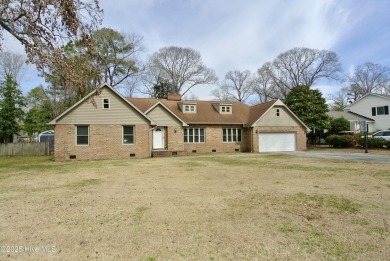 Welcome to 3610 Wedgwood Drive, centrally located in the highly on New Bern Golf and Country Club in North Carolina - for sale on GolfHomes.com, golf home, golf lot