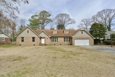 Welcome to 3610 Wedgwood Drive, centrally located in the highly on New Bern Golf and Country Club in North Carolina - for sale on GolfHomes.com, golf home, golf lot