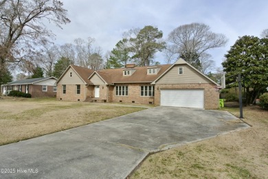 Welcome to 3610 Wedgwood Drive, centrally located in the highly on New Bern Golf and Country Club in North Carolina - for sale on GolfHomes.com, golf home, golf lot