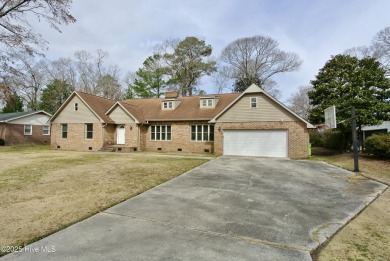 Welcome to 3610 Wedgwood Drive, centrally located in the highly on New Bern Golf and Country Club in North Carolina - for sale on GolfHomes.com, golf home, golf lot