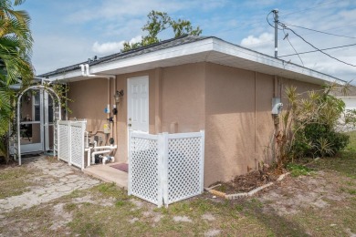 Don't miss out on this lovely 3 bedroom, 2 bath, 2 car garage on Pinemoor West Golf Club in Florida - for sale on GolfHomes.com, golf home, golf lot