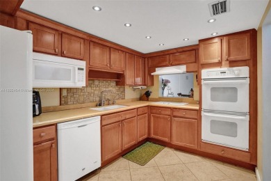 Welcome to your ideal 2 BD | 2.5 BA townhome in the heart of on Inverrary Country Club in Florida - for sale on GolfHomes.com, golf home, golf lot