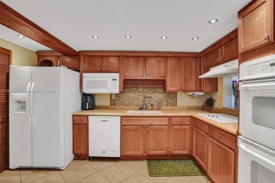 Welcome to your ideal 2 BD | 2.5 BA townhome in the heart of on Inverrary Country Club in Florida - for sale on GolfHomes.com, golf home, golf lot