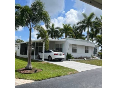 This home is move-in ready waiting for your personal updates. It on Royal Wood Golf and Country Club in Florida - for sale on GolfHomes.com, golf home, golf lot