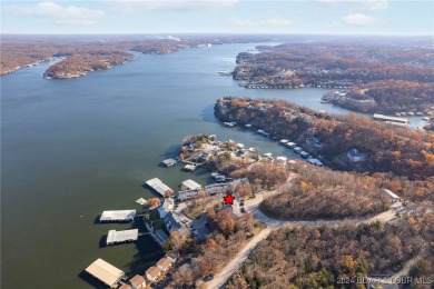 This beautiful 2-bedroom, 2-bath furnished end unit condominium on Seasons Ridge At Four Seasons in Missouri - for sale on GolfHomes.com, golf home, golf lot